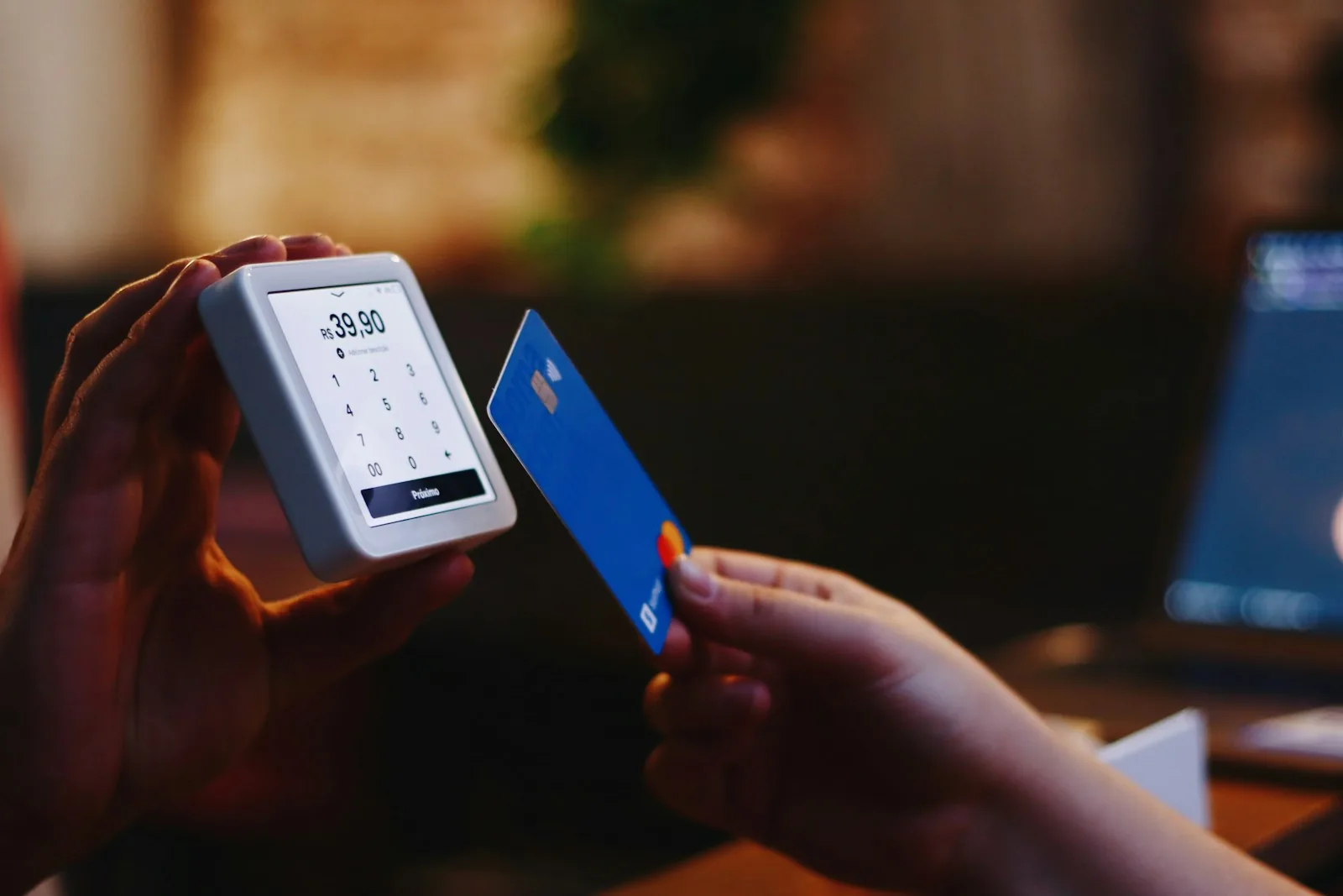 Personne consultant son smartphone tenant une carte, illustration du parcours moderne d'une carte de fidélité dématérialisée dans Apple Wallet ou Google Wallet